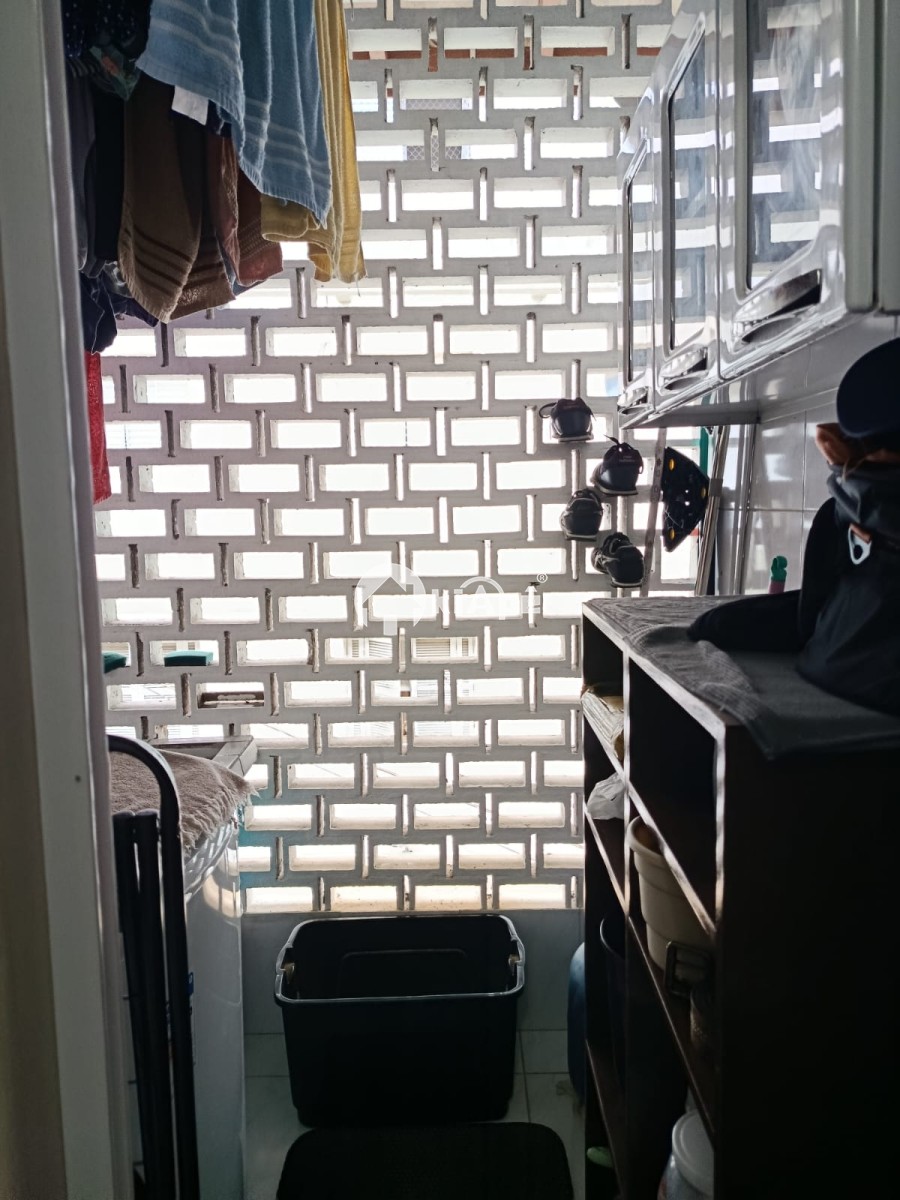 Apartamento à venda de 2 dormitórios com garagem em São Vicente/SP.