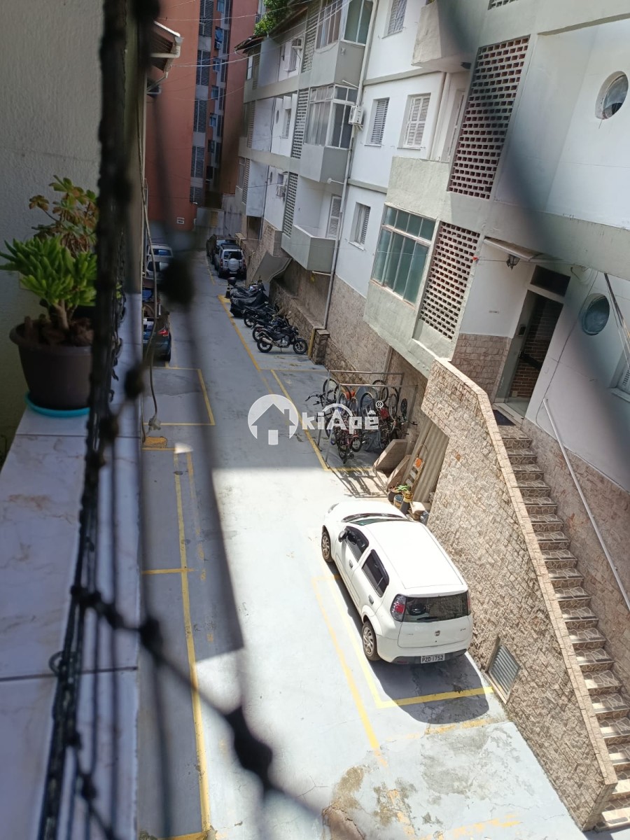 Apartamento à venda de 2 dormitórios com garagem em São Vicente/SP.