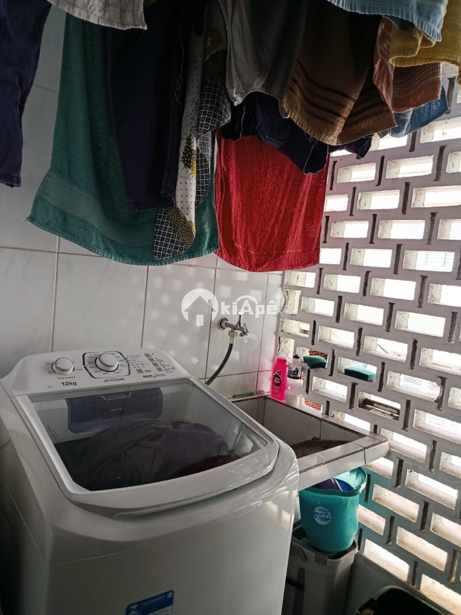 Apartamento à venda de 2 dormitórios com garagem em São Vicente/SP.